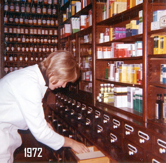 Aufnahme von 1972 in der Apotheke